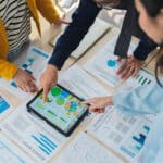 A team leader discusses business ideas with colleagues, exhibits sustainable leadership skills